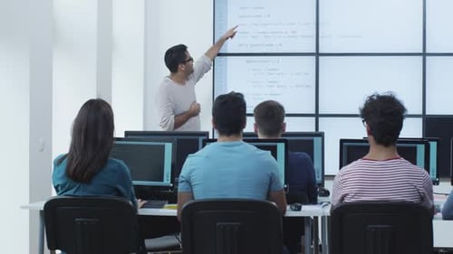 Gruppe von Studierenden in der Vorlesung im Computerunterricht.