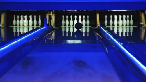 Bowlingspiel auf der Colorful Alley spielen. Bowlingkugel schlägt 7 Kegel um