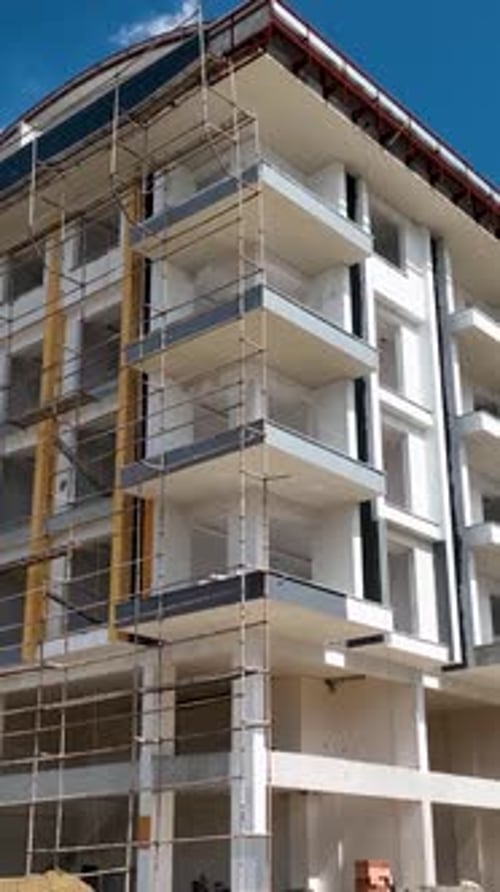 Vídeo vertical, vista aérea, obra de construcción, obra en obra