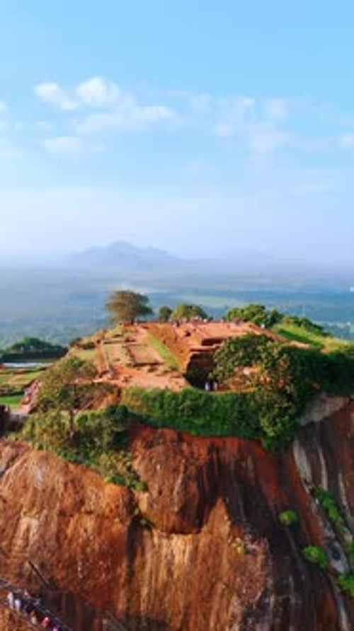 Belle forteresse rocheuse de Sigiriya avec des touristes. Drone s'élevant au-dessus du Sri Lanka