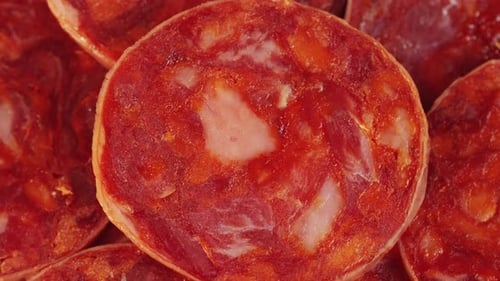 Mélange de saucisses de porc espagnoles, planche à découper d'appétissante collation catalane, fuet, jamon, chorizo, olives