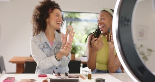 Enfoque con luz anular, monta a diversas amigas en el estudio, mostrando pinceles y goteros, tutorial