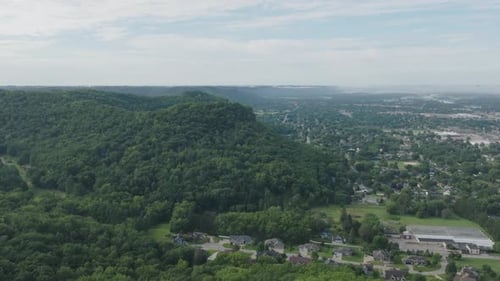 Luftaufnahmen des berühmten Grandad Bluff, umgeben von üppigem Grün. Der 600 Fuß hohe Klippenausblick