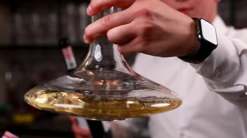 le sommelier prépare le vin dans une carafe