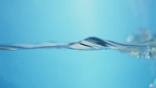 Blaue Meereswellen in Bewegung. Abstrakte Flüssigkeitsmuster auf einer klaren Wasseroberfläche.