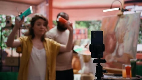 Mujer artista organiza una clase en línea para presentar productos y técnicas
