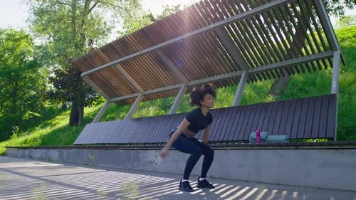 Femme en forme faisant de l'exercice Burpee à l'extérieur