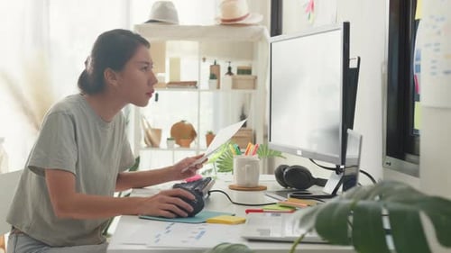 Chica asiática programadora de desarrollo de TI escribiendo en el teclado, codificando, programando, arreglando código de datos.