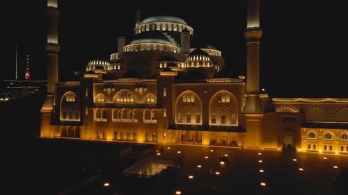 Mezquita de Camlica iluminada de noche