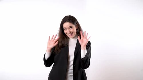 Chica elegante y alegre que se despide