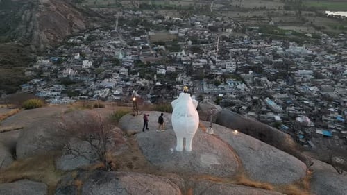 Vidéo aérienne de la statue d'Elephant Hill au-dessus de Narlai, en Inde