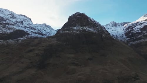 Toma aérea ascendente de un Bidean Nam Bian cubierto de nieve en invierno en Glencoe