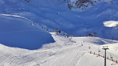 Telesquí y pista de montaña nevada con esquiadores en Winter Resort