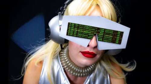 Frau am Computer mit Videobrille