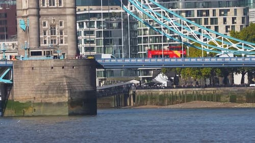 Ônibus vermelho de dois andares atravessando uma ponte em Londres, Inglaterra