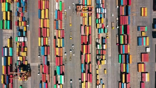 Drohne aus der Vogelperspektive von Containern im Hafen