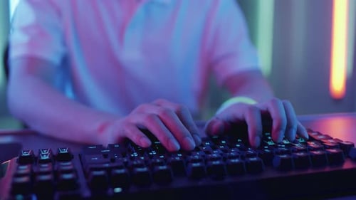 Nahaufnahme der Hände des Spielers, der das Videospiel mit der Tastatur spielt. Hacker bricht in
Sys ein