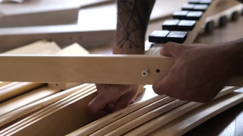 Homme construisant des meubles à monter soi-même pour chambre d'enfant, meubles de maison faits maison, vidéo en gros plan de son