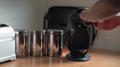 Encendido el interruptor de café en cápsulas