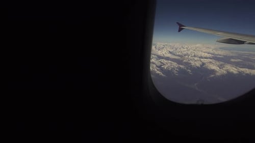 Blick aus dem Flugzeugfenster auf die Berge