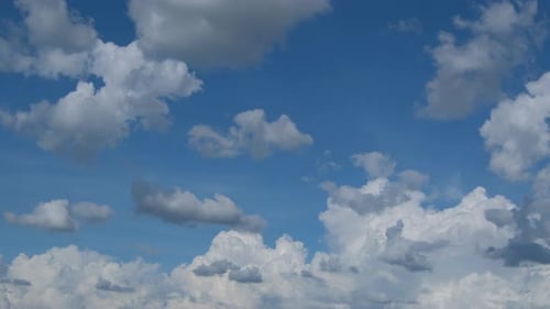 Blauer Himmel mit flauschigen Wolken, Zeitraffer an einem sonnigen Tag, 4K-Filmmaterial.