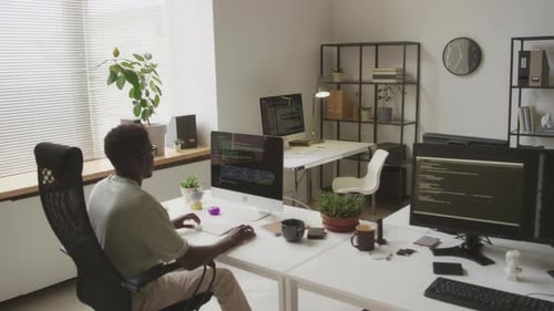 Programmeurs multiethniques travaillant dans un bureau en espace ouvert