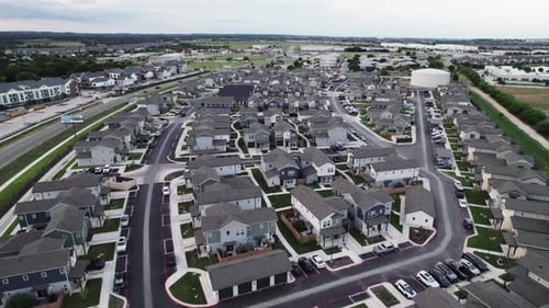 Luftaufnahme von Reihenhäusern eines großen Apartmentkomplexes