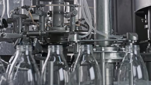 Machine automatique à laver les bouteilles en verre sur une bande transporteuse industrielle