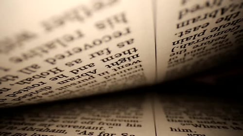 Schieben Sie die Linse langsam in die Mitte eines Buchs. Wort-Eye-Ansicht der Seiten, sowohl oben als auch unten.
Mi