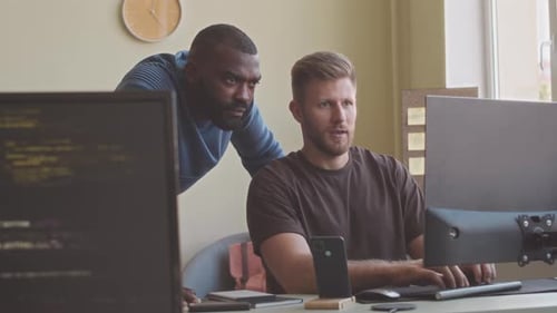 Ingénieurs logiciels travaillant en équipe au bureau
