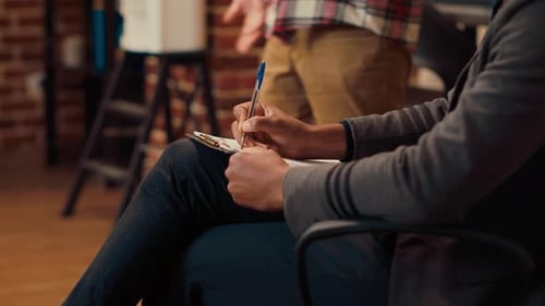Un spécialiste afro-américain prend des notes lors d'une séance de thérapie