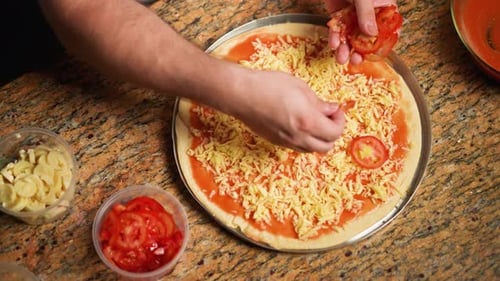 Ansicht von oben, Zubereitung von Margherita-Pizza