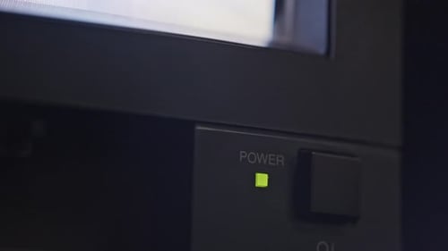 Nahaufnahme des CRT-TV-Netzschalters mit statischem Geräusch auf dem Bildschirm