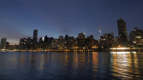 Blick auf die Skyline der Metropole und den Straßenbrückenverkehr im Stadtbild