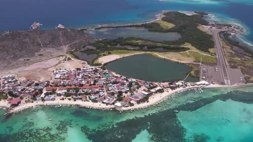 Archipel de Los Roques au Venezuela, avec des eaux turquoises, des plages de sable et une petite communauté