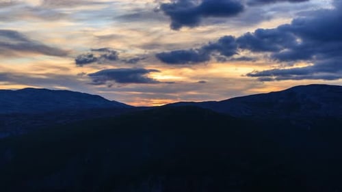 Schönes ruhiges Morgenlicht kurz vor Sonnenaufgang in den Bergen