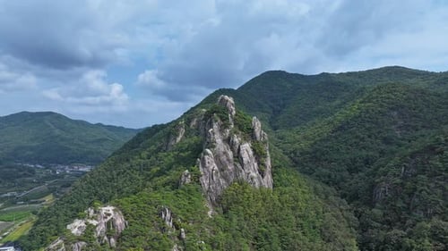 Vista aérea da montanha rochosa Gunwi-gun, Gyeongsangbuk-do, República da Coreia 006