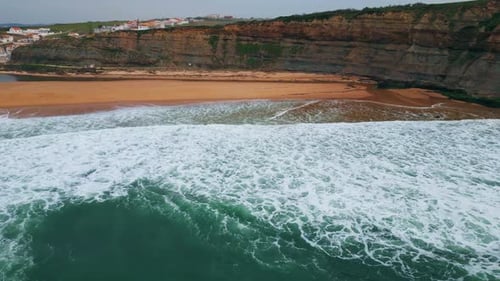 Majestätische Meereswellen, die am Frühlingsmorgen den Sandstrand, die Küste entlang der Küste spülen