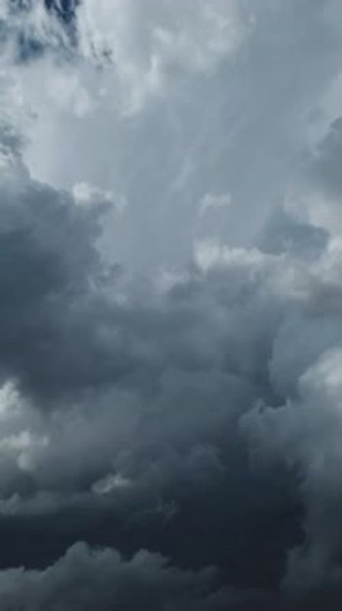 Dunkle Gewitterwolken bewegen sich