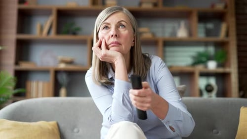 человек в растерянности листает телевизионные каналы