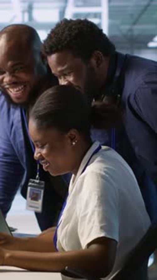 Collègues du centre de données vidéo vertical qui rient et s'amusent