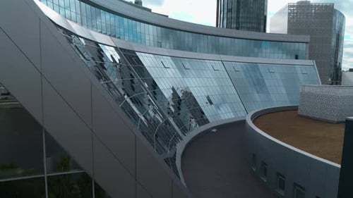 Arquitectura moderna de edificios de cristal para oficinas o museos culturales