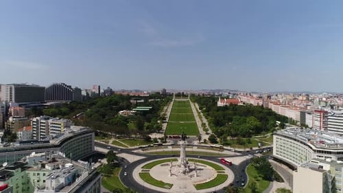 Luftdrohnenansicht von oben nach unten auf den Kreisverkehr am Marquis von Pombal-Platz in Lissabon, Portugal, einem wichtigen Wahrzeichen