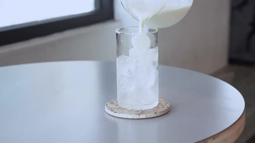 Filmreifes Werbekonzept für Cafés und Restaurants, tägliche Koffeindosis, ein Glas Eislatte mit Eis