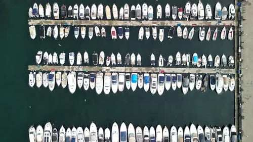 Port de plaisance pour voiliers, bateaux garés, Drone tiré du haut vers le bas se déplaçant vers le bas