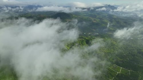 Mysteriös umhüllt: Erkundung wolkenverhüllter Berge in 4K aus der Luft