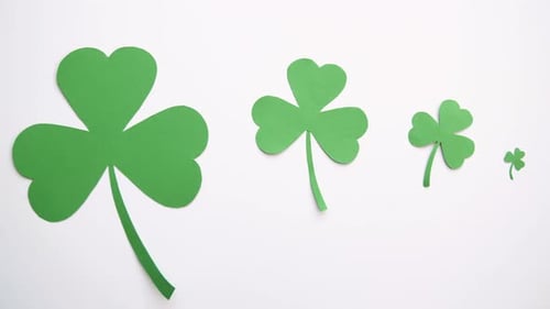 Feiertags- und St. Patrick'S Day-Konzept - Grünbuch Kleeblatt auf Weiß
