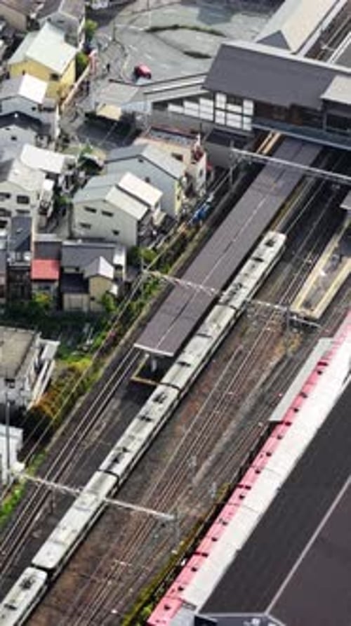 Vue aérienne par drone d'un train traversant Arashiyama, Kyoto, Japon en plein jour
