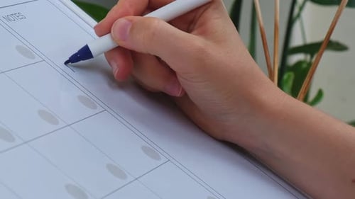 Texte écrit à la main par une femme, affirmation positive avec marqueur sur tableau blanc, prise de rendez-vous pour un événement
