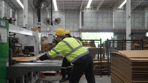 Arbeiter und Kartonverpackungsfabrik.